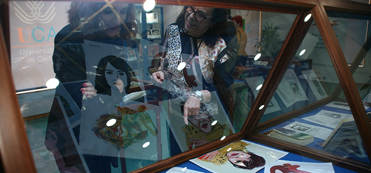 Elvira Lindo inaugura en la UCA una exposición sobre su trayectoria literaria