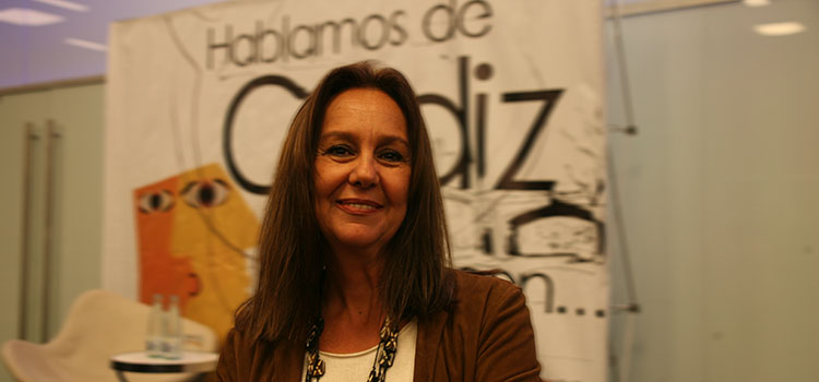 María Dueñas clausura las Presencias Literarias de la UCA en este curso académico