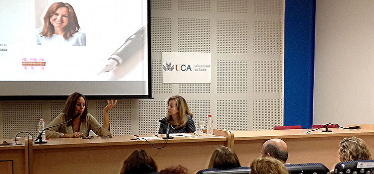 María Dueñas clausura el ciclo de las Presencias Literarias de la UCA ante un aforo completo