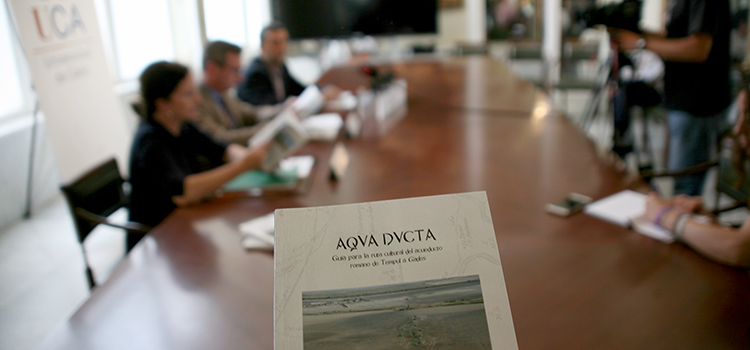 UCA y Junta presentan una novedosa guía de campo para conocer los secretos del acueducto romano de Gades