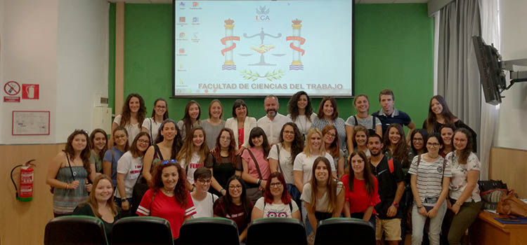 Alumnado del grado en Trabajo Social de Jerez visita la Facultad de Ciencias del Trabajo y el Parlamento andaluz