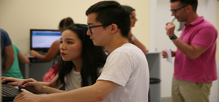 Primer día de Preinscripción en la UCA, los futuros estudiantes universitarios acuden para informarse y presentar sus solicitudes