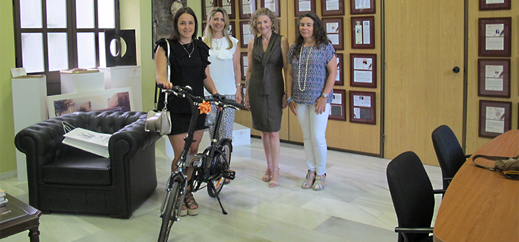 Entrega de bicicleta eléctrica a la alumna Irene Caro Oliveros