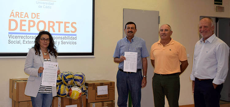 La UCA entrega material deportivo a la Asociación ‘Salam Paz’ para el pueblo saharaui