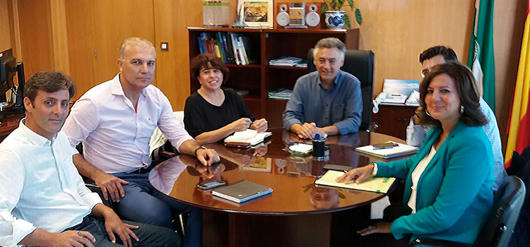 UCA y Junta suman esfuerzos para informar sobre los servicios de transporte público y bici y fomentar la movilidad