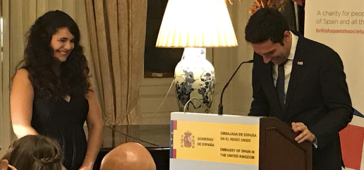 Alumna UCA recibe un premio de la Sociedad Hispano-Británica para estudiar las características sensoriales de la cerveza