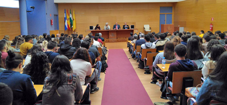 La catedrática Teresa Freixes habla sobre Cataluña en la Facultad de Derecho de Jerez