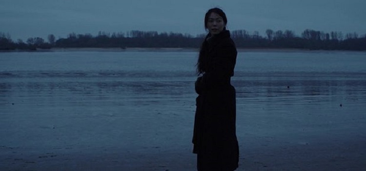 ‘En la playa sola de noche’