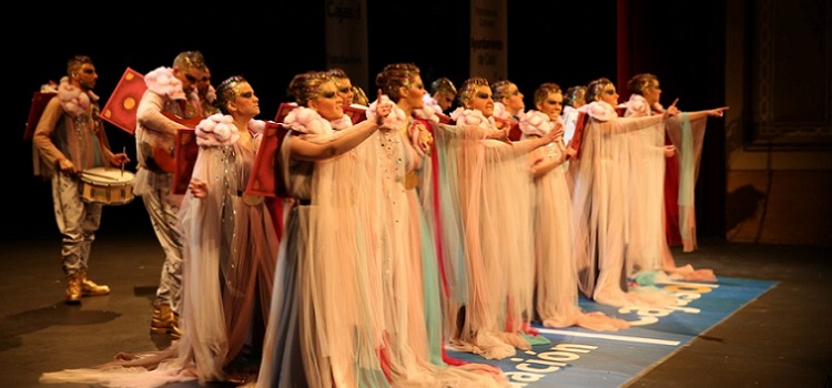 Filosofía y Letras acoge esta tarde la actuación de la comparsa ‘La inoportuna’ y la chirigota ‘Las guerreras de la tribu del tótem gordo’