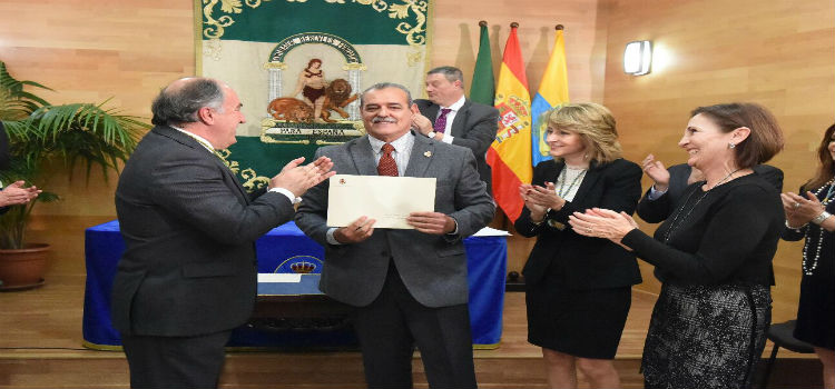 El profesor de la UCA Ángel Gómez Rivero es distinguido por el Ayuntamiento de Algeciras con motivo del Día de Andalucía
