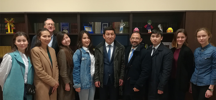 Una delegación de la Fundación Bolashak de Kazajistán visita la UCA