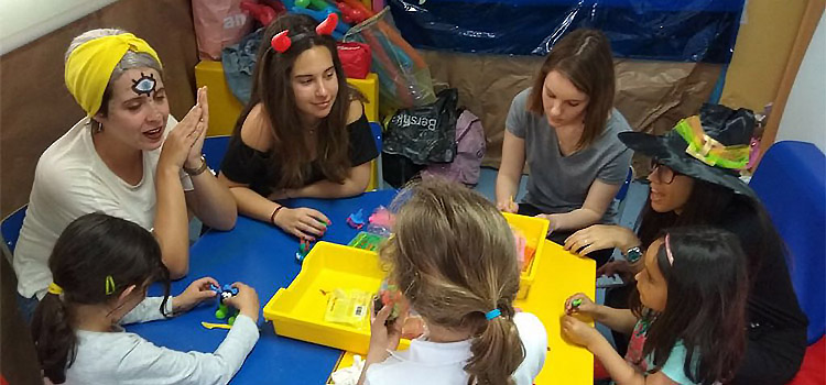 Estudiantes de Educación Infantil realizan un taller sobre aprendizaje en 3D para 200 escolares de la Bahía