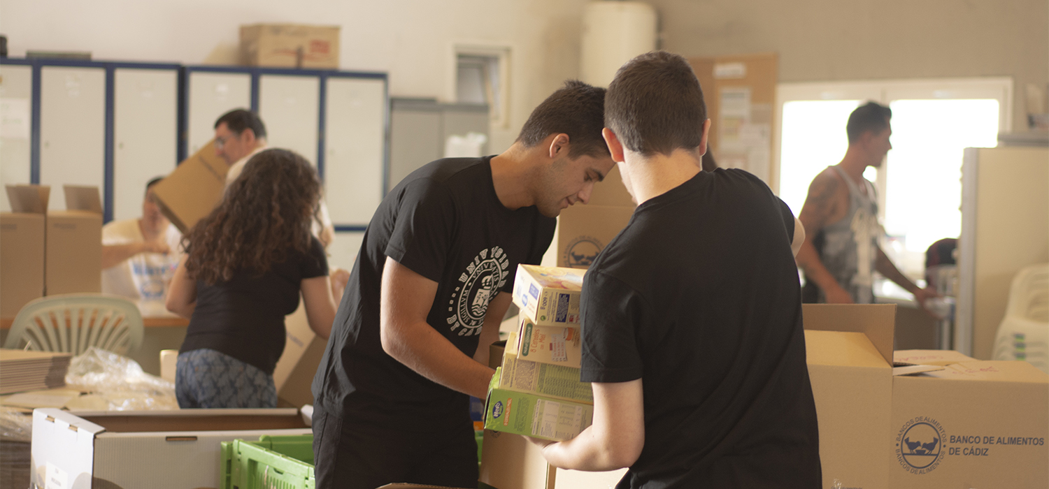 La UCA participa con el Banco de Alimentos en la clasificación de productos en sus últimas campañas