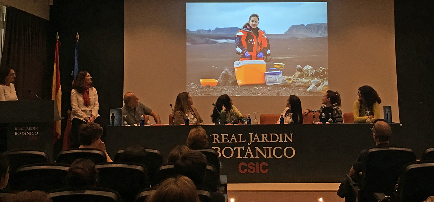 La investigadora de la UCA Belén Rosado cuenta su experiencia como vulcanóloga en el libro ‘Todos los caminos llevan a los Polos’