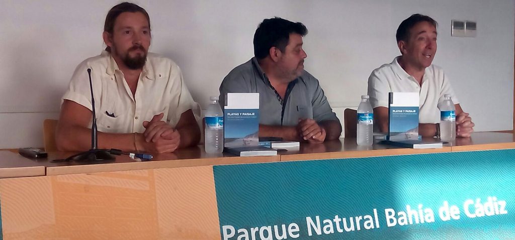 La UCA edita un libro sobre las ‘50 playas más atractivas de Andalucía’