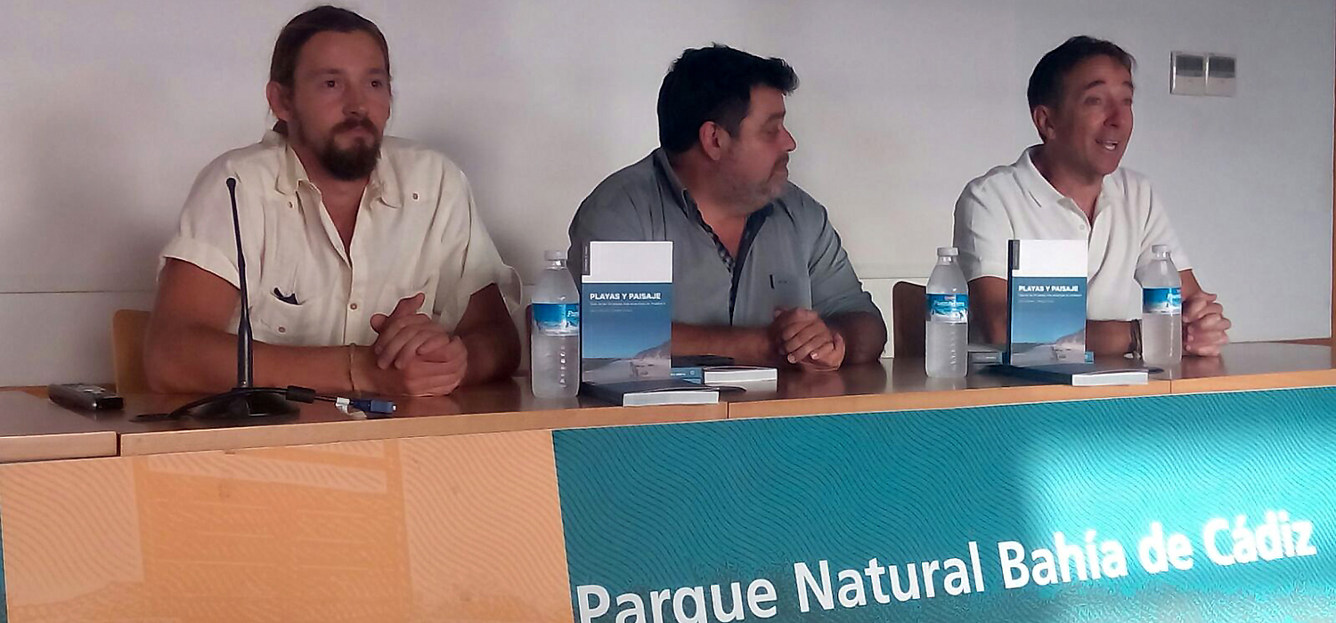 La UCA edita un libro sobre las ‘50 playas más atractivas de Andalucía’