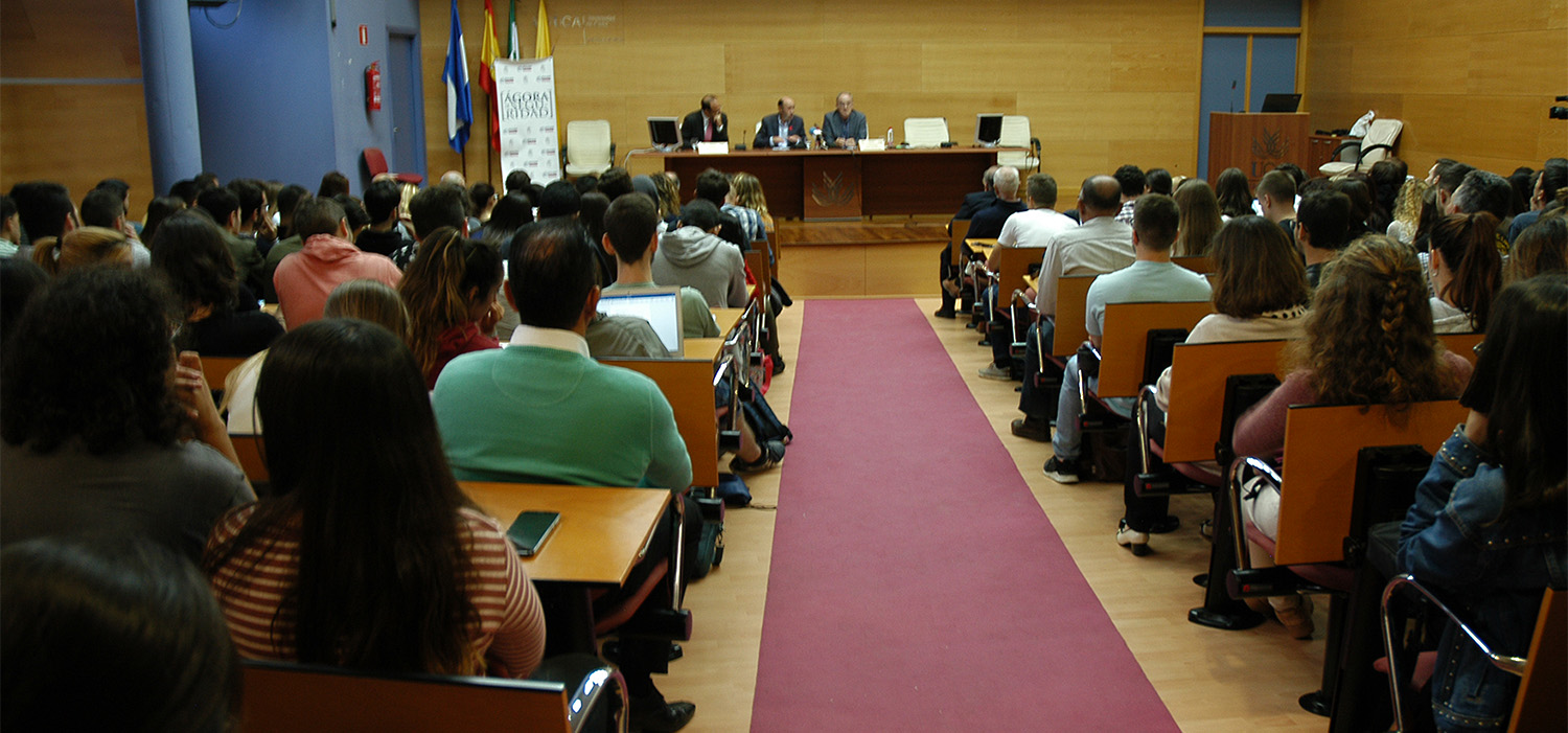 Rubalcaba habla en la UCA de ‘La evolución de las amenazas a la seguridad desde la Transición’