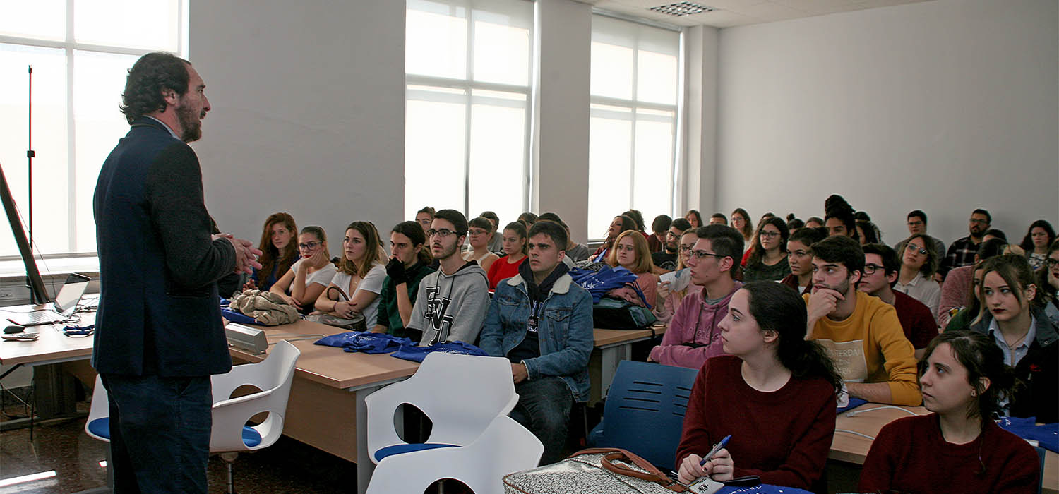 Más de un centenar de personas participan en las jornadas ‘Las ciencias del lenguaje al alcance de todos’