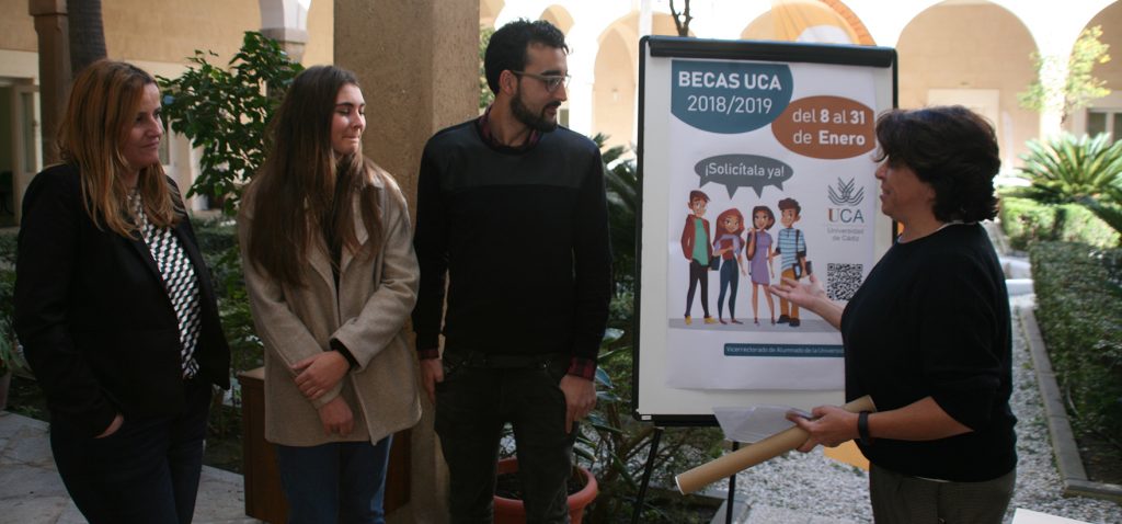 La UCA entrega a Cristóbal Sánchez Ruiz el premio del cartel ganador para la convocatoria de Becas 2018/19