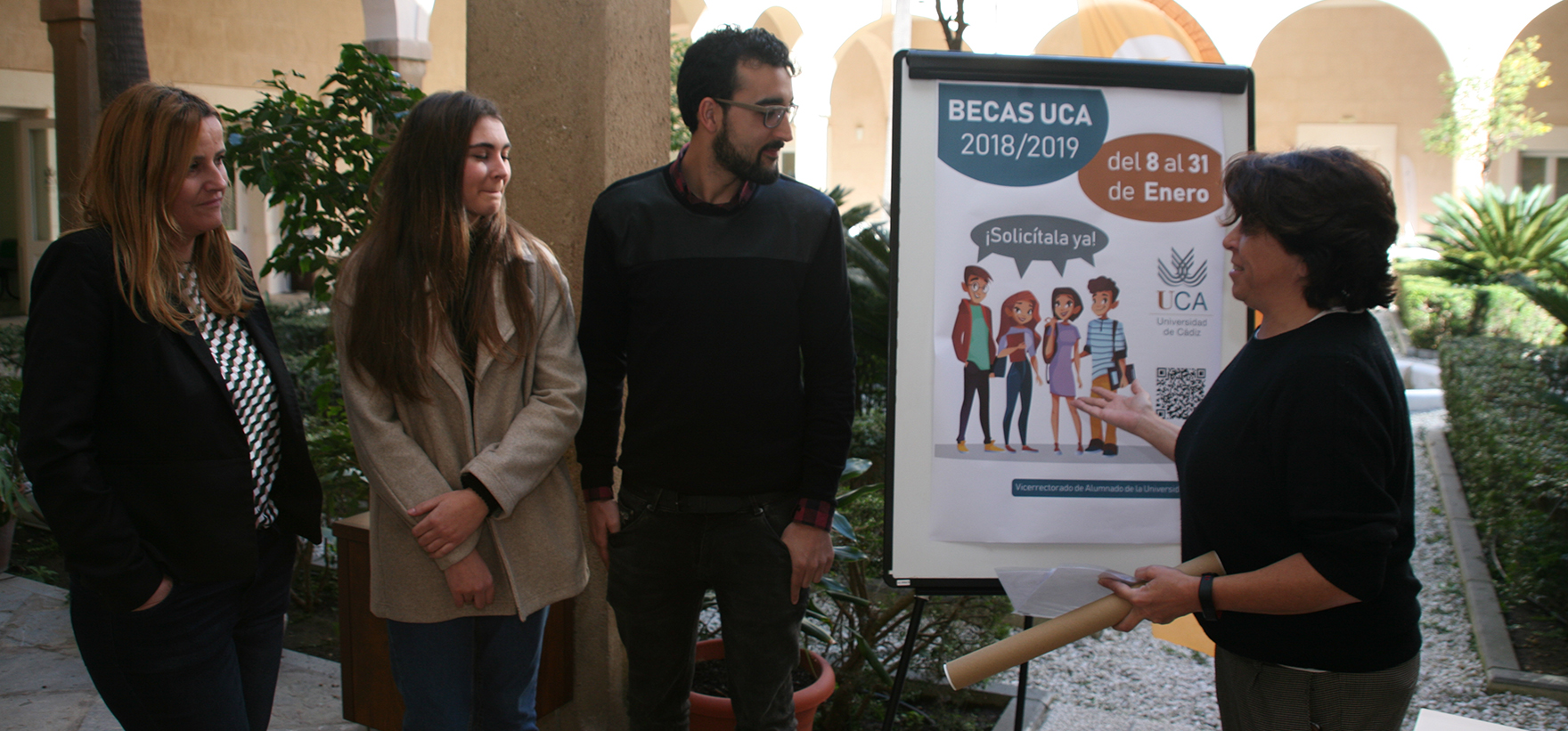 La UCA entrega a Cristóbal Sánchez Ruiz el premio del cartel ganador para la convocatoria de Becas 2018/19