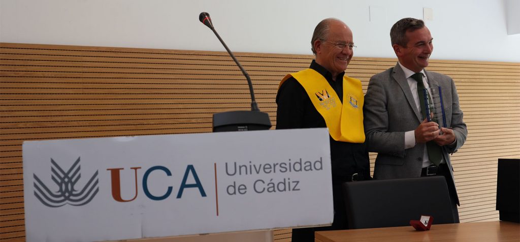 González Mazo recibe la insignia de oro de la Coral de la Universidad de Cádiz