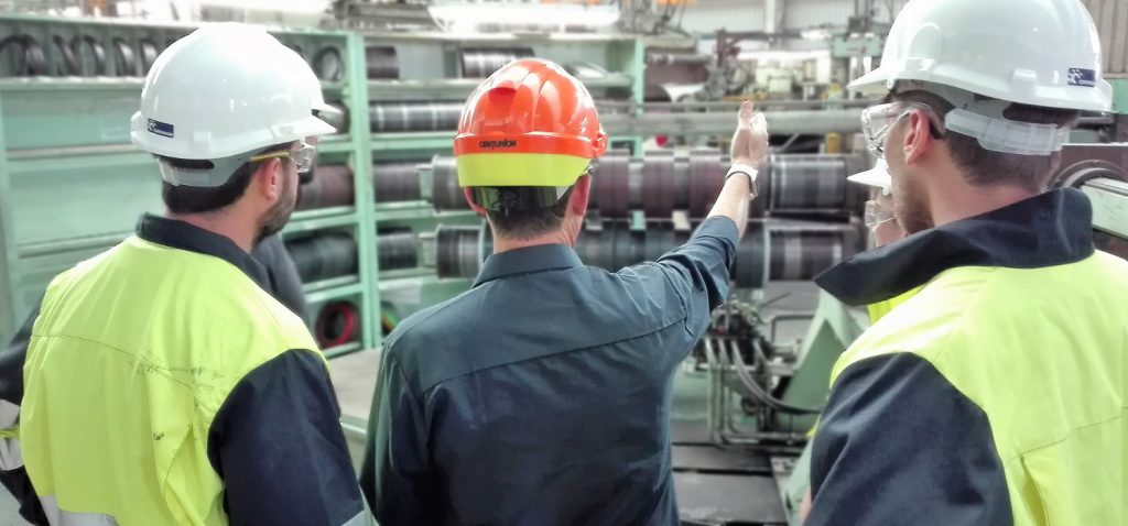 Alumnado del máster en Ingeniería Industrial de la UCA finaliza su periodo formativo en la planta de Acerinox Europa