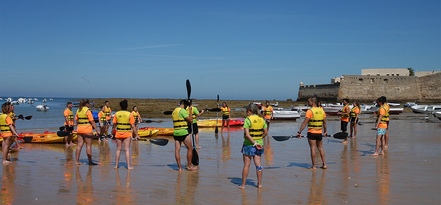 Estudiantes de la UCA impulsan la Jornada ‘Naufit’ en la playa de La Caleta