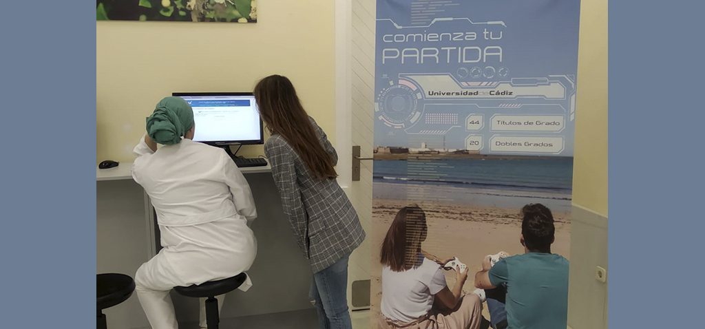 Comienza la preinscripción en la UCA, el futuro alumnado acude para informarse y presentar sus solicitudes