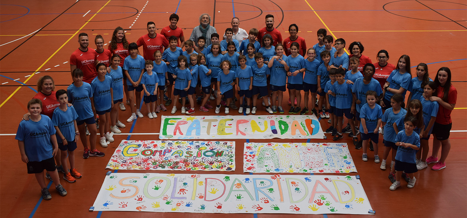 El doctor Honoris Causa de la UCA, José Chamizo, visita el VII Campamento ‘UCAmpus’
