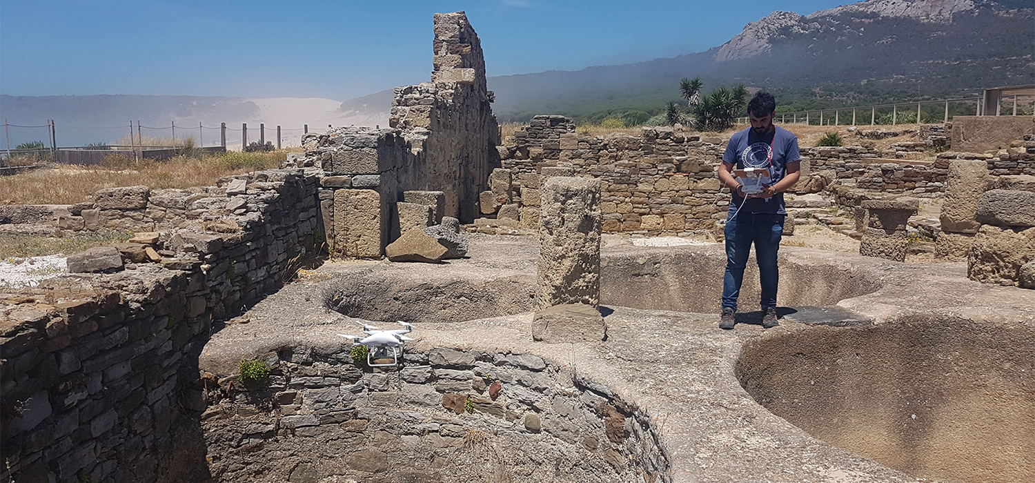 Investigadores de la UCA usan drones para obtener nuevas planimetrías en el barrio salazonero de Baelo Claudia