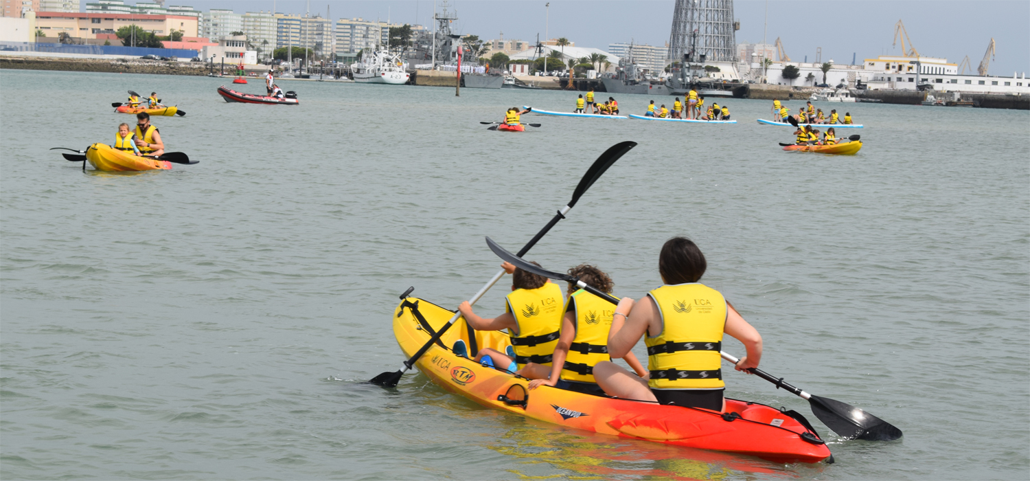 Los participantes en el VII ‘UCAmpus’ de Verano disfrutan con actividades náuticas en el CN Elcano