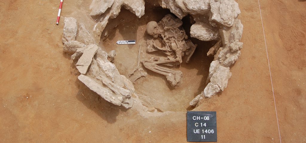 Investigadores de la UCA hallan un doble caso de muerte violenta en la tumba principal de una necrópolis en San Fernando