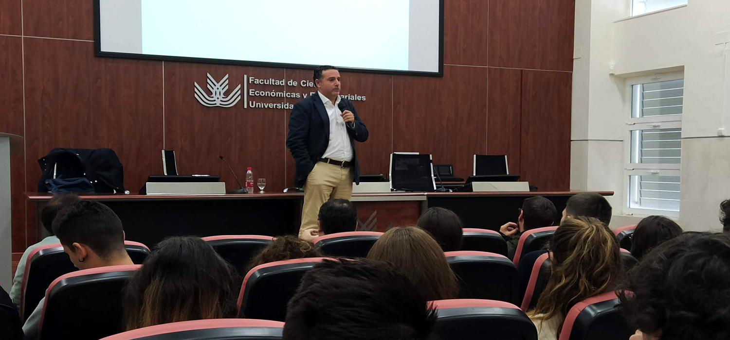 La UCA acoge la conferencia ‘Campañas publicitarias de gran impacto a bajo coste’