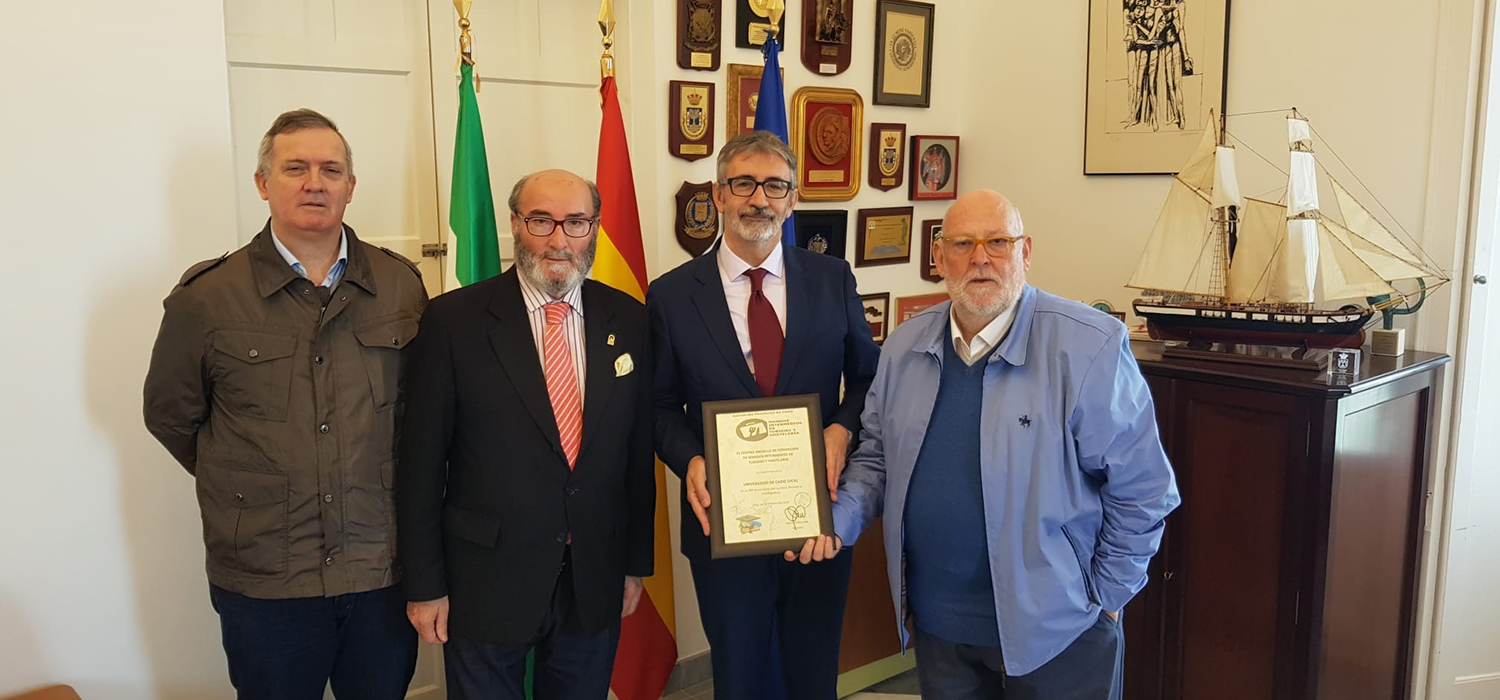 La Asociación de Mandos Intermedios de Hostelería y Turismo de Cádiz reconoce la labor de la UCA