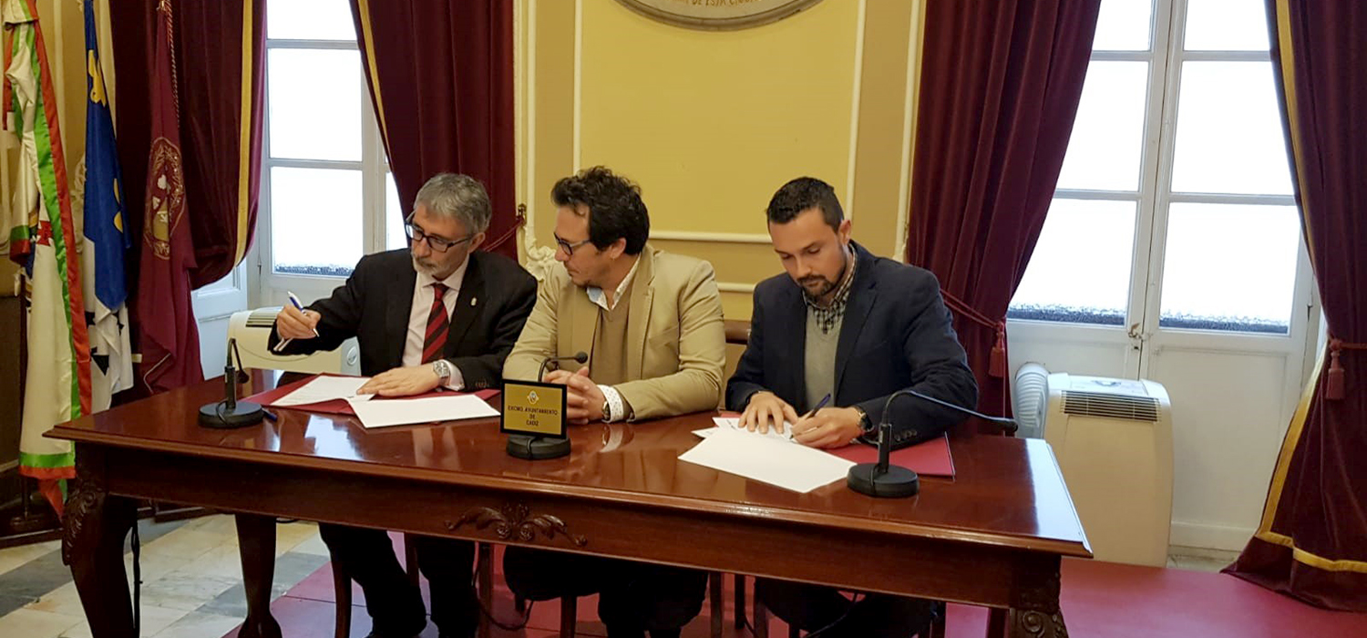 UCA y Ayuntamiento de Cádiz renuevan convenio de colaboración sobre aparcamientos para comunidad universitaria