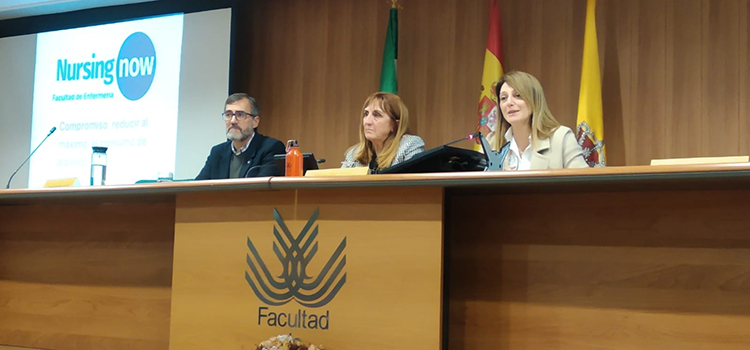 La UCA arranca en la Facultad de Enfermería de Algeciras una campaña de sostenibilidad con el reparto de 450 botellas