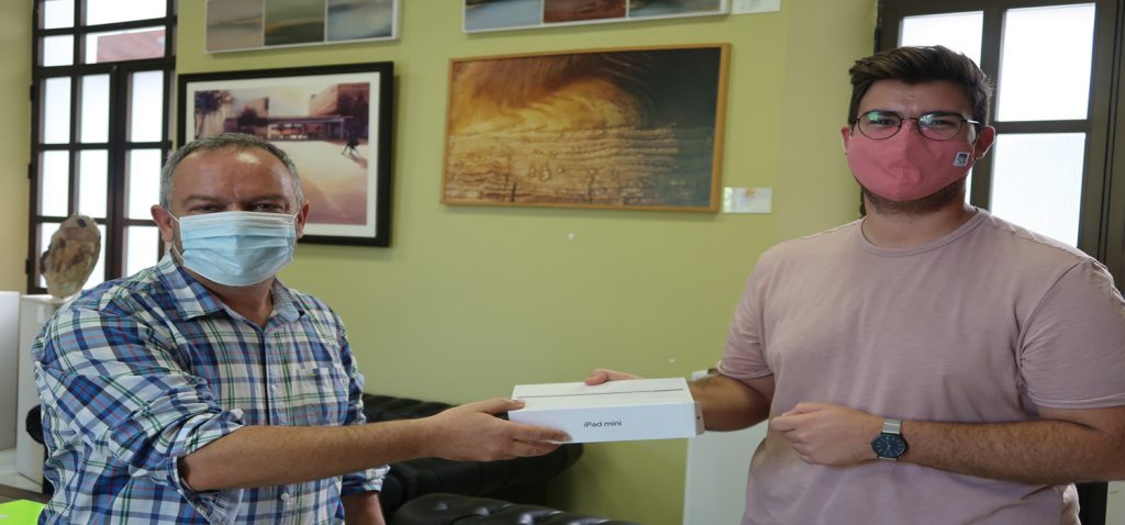 El vicerrector de Cultura entrega el premio del Proyecto Opina 2020 al investigador Pau Sancho