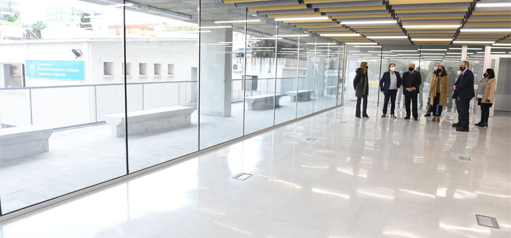 La UCA presenta el proyecto de urbanización de la biblioteca del Campus al alcalde de Algeciras