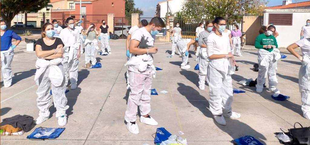 Estudiantes de la Facultad de Enfermería de Algeciras participan en un simulacro de asistencia sanitaria de biopeligrosidad