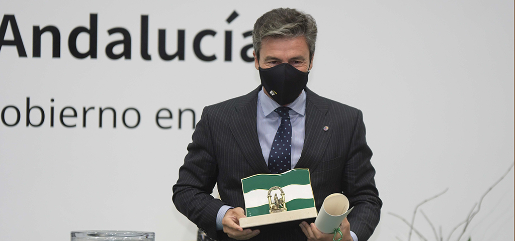 El presidente del Consejo Social de la UCA recibe la bandera de Andalucía