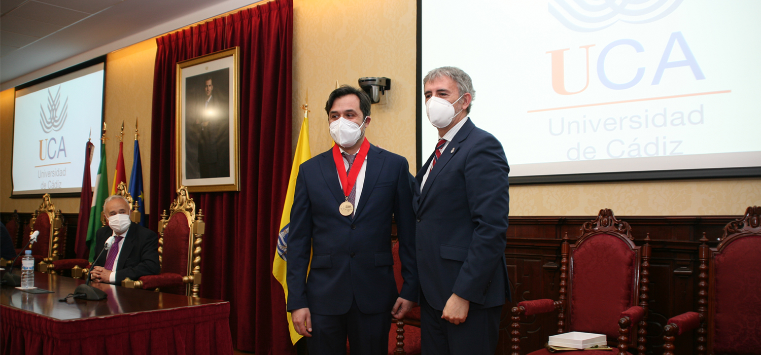Medalla de la Universidad del Estado de Nueva Orleans al profesor Manuel Rosety Rodríguez