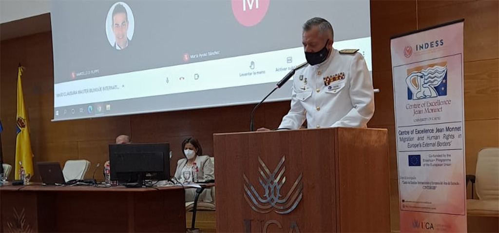 El comandante de la Operación Naval ‘Atalanta’ clausura el máster bilingüe en Relaciones Internacionales y Migraciones
