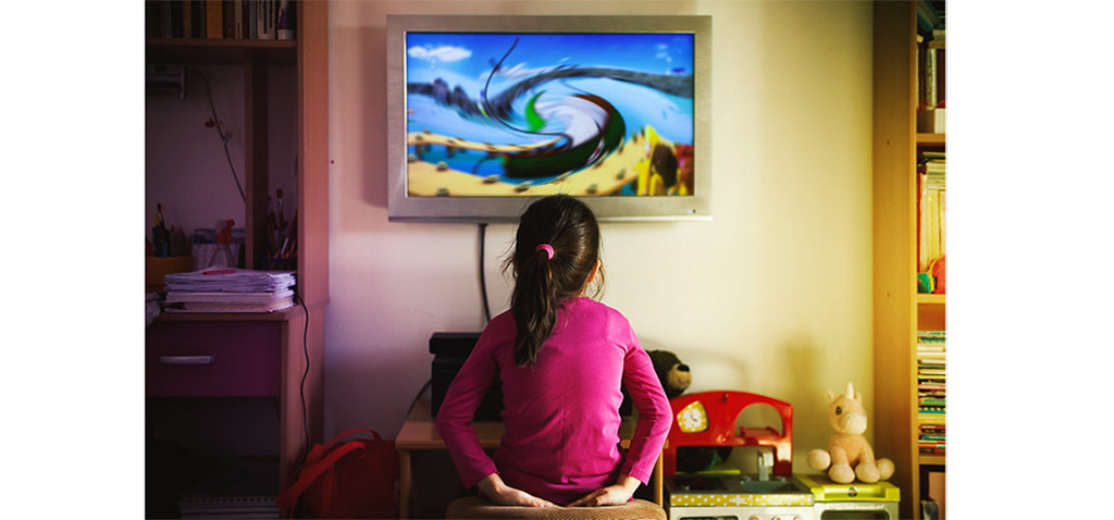 Un estudio de UCA y US demuestra que 9 de cada 10 anuncios de TV en España para niños incumplen la normativa de alimentación saludable