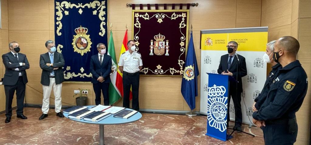 La Policía Nacional ha hecho entrega esta mañana a la UCA de una documentación clasificada para su estudio en una investigación doctoral