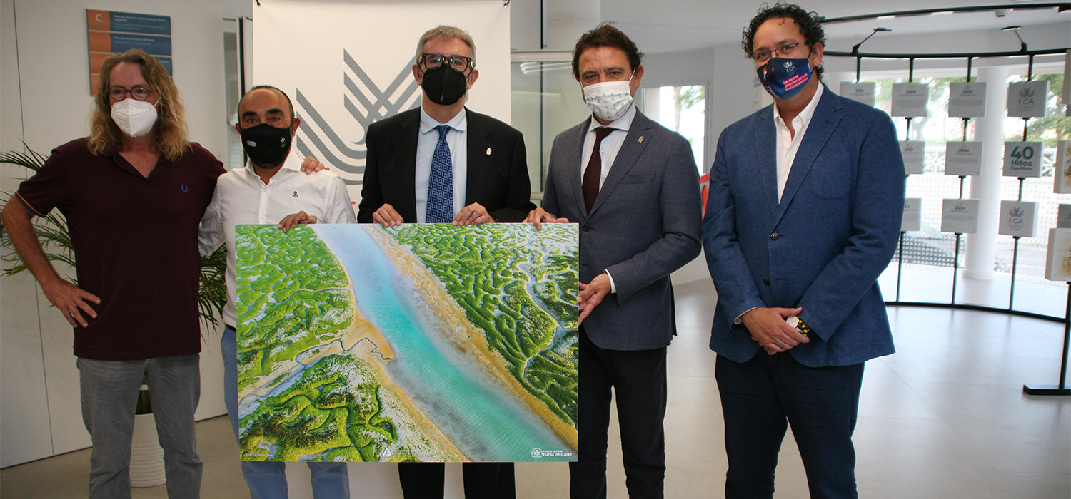 El Parque Natural Bahía de Cádiz regala un cuadro del Trocadero a la Universidad de Cádiz