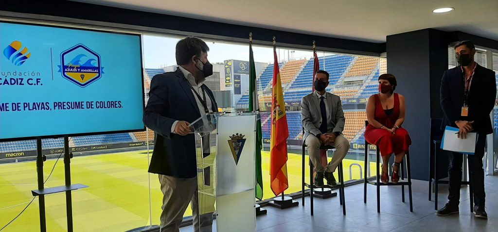 La Oficina de Cooperación Internacional de la UCA recibe de la Fundación Cádiz CF un premio dentro de la campaña Playas Azules y Amarillas