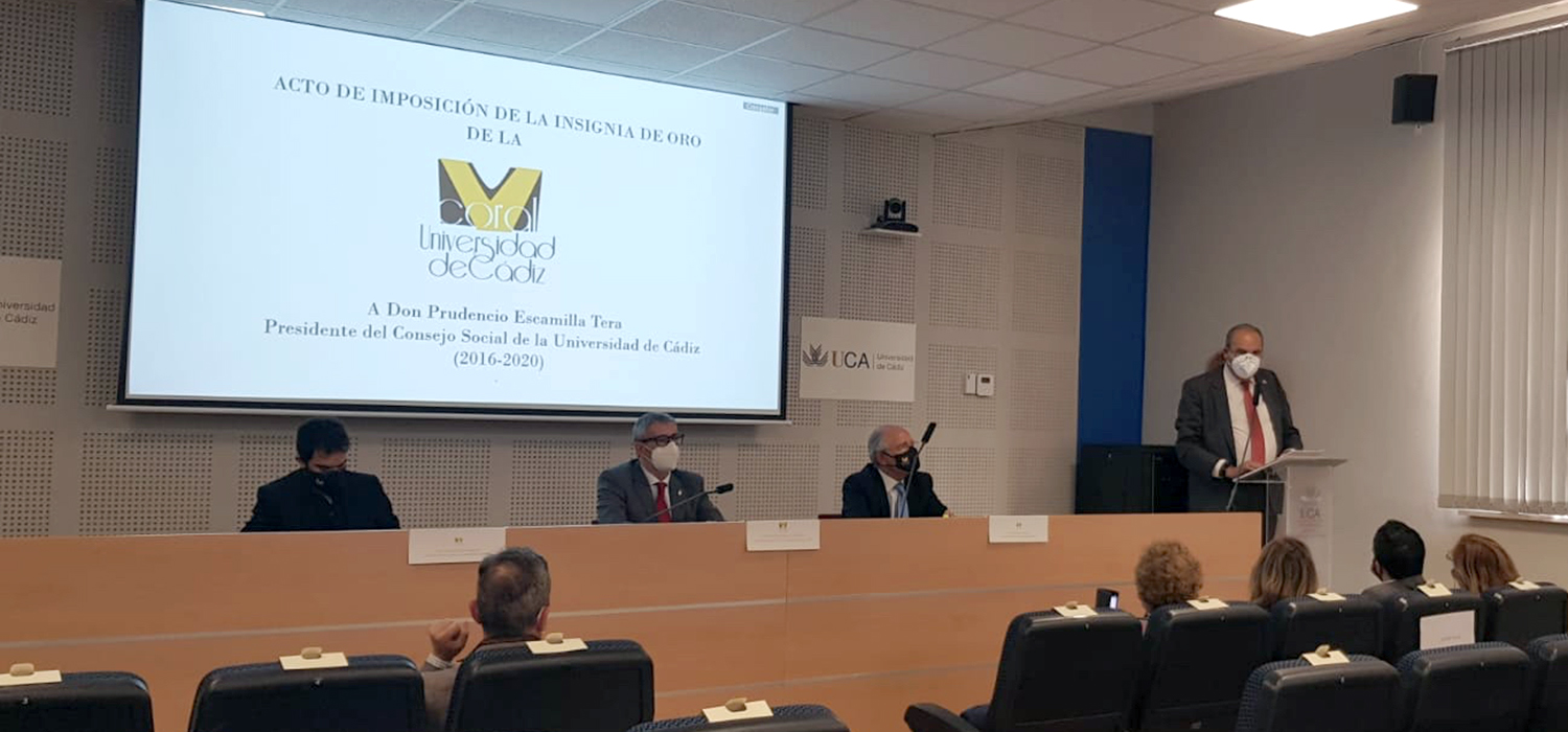 Prudencio Escamilla recibe la Insignia de Oro de la Coral de la UCA