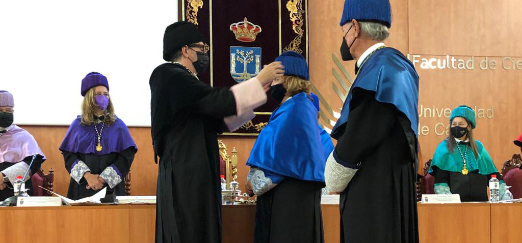 El Claustro de la Universidad de Cádiz recibe a su egresada Laura M. Lechuga como doctora Honoris Causa