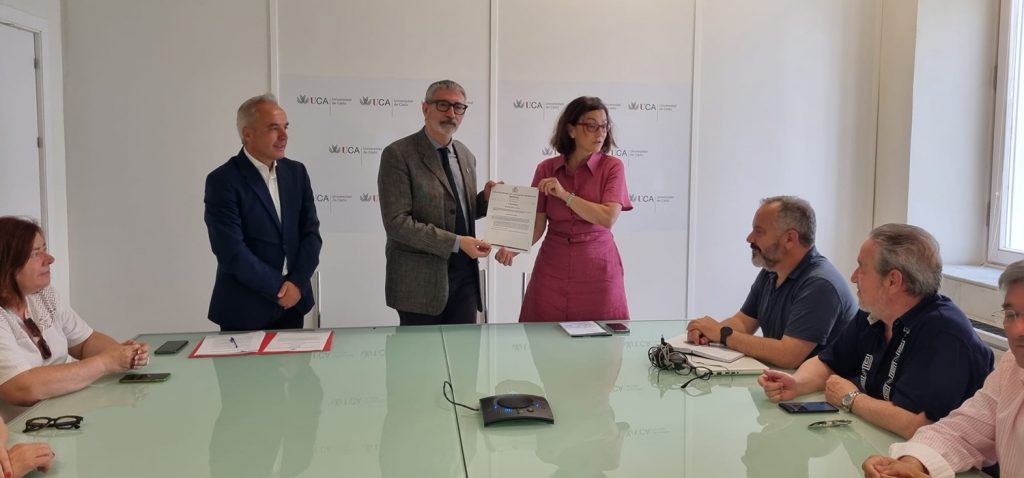 El rector de la UCA recibe el acta del acuerdo del Senado de apoyo a la candidatura del Carnaval de Cádiz al patrimonio de la Humanidad