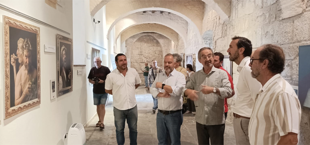 La exposición fotográfica ‘In Vino Veritas’ puede visitarse en Tarifa